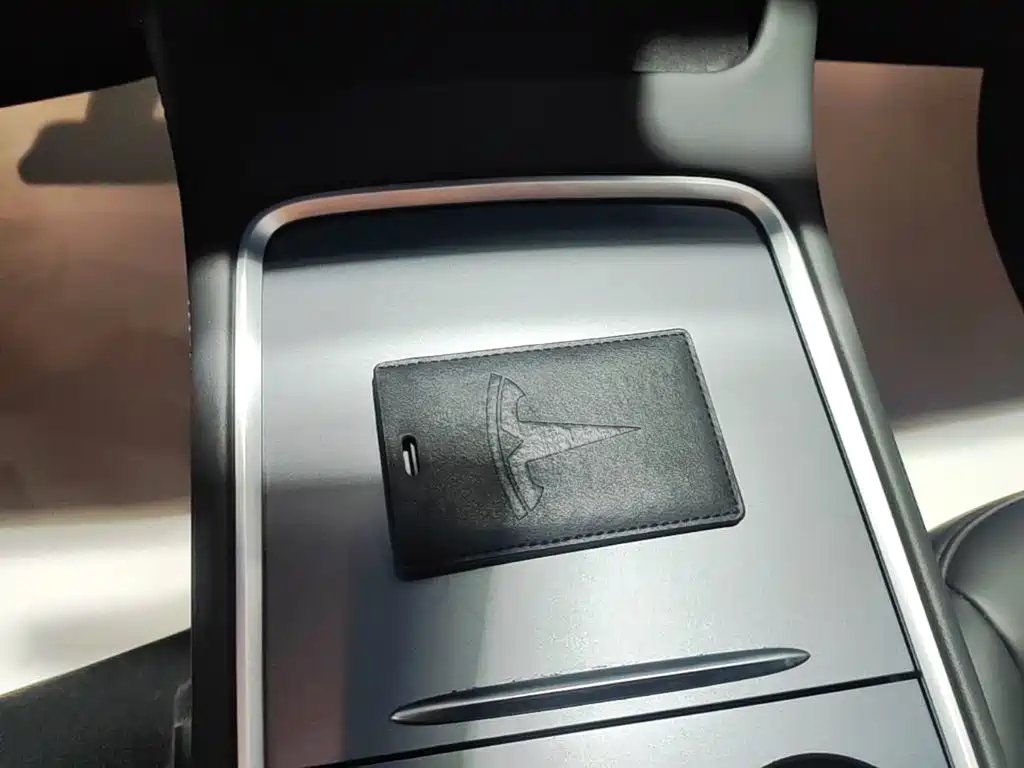 Tesla Model Y — миниатюра 9