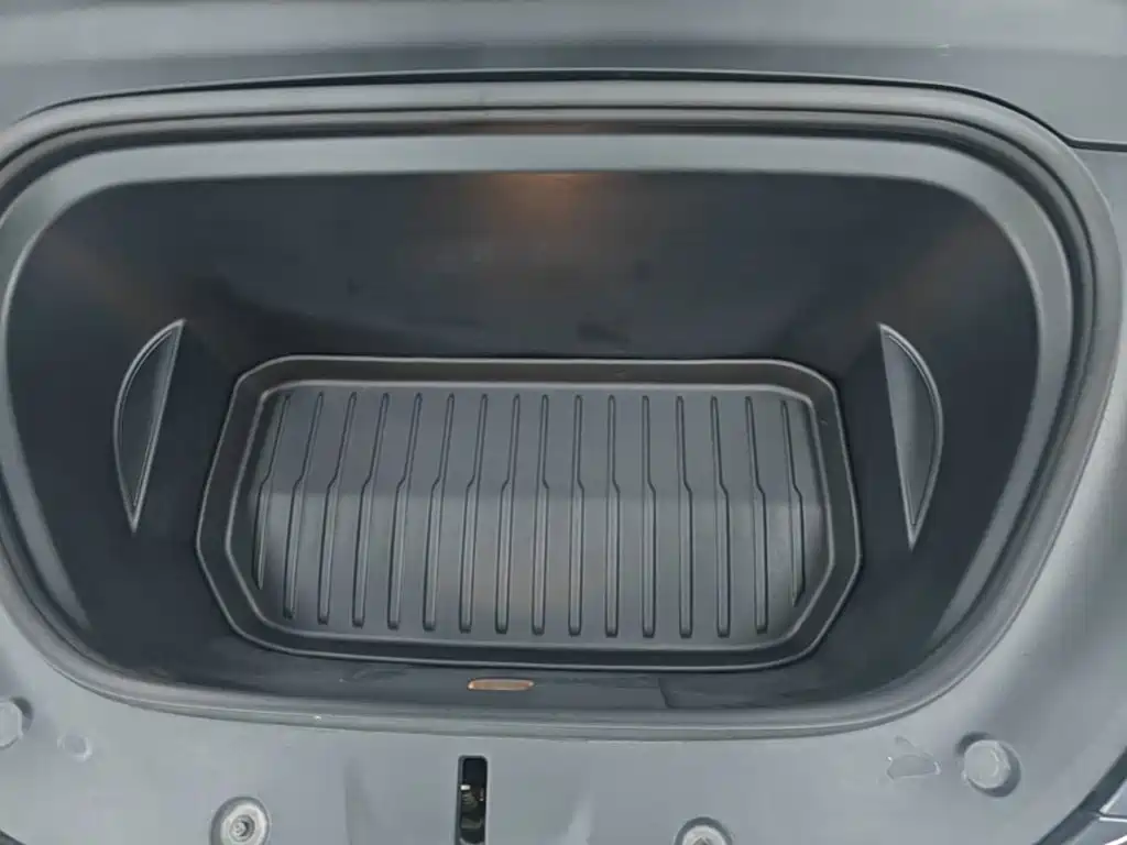 Tesla Model Y — миниатюра 20