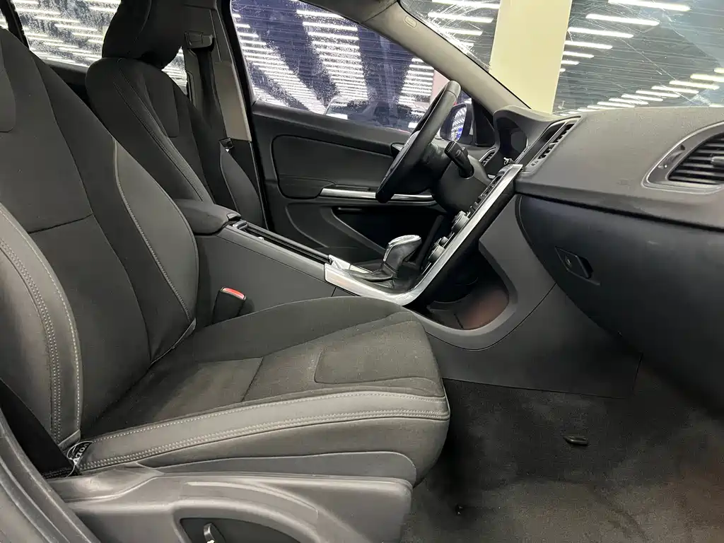 Volvo S60 (Import) — миниатюра 8