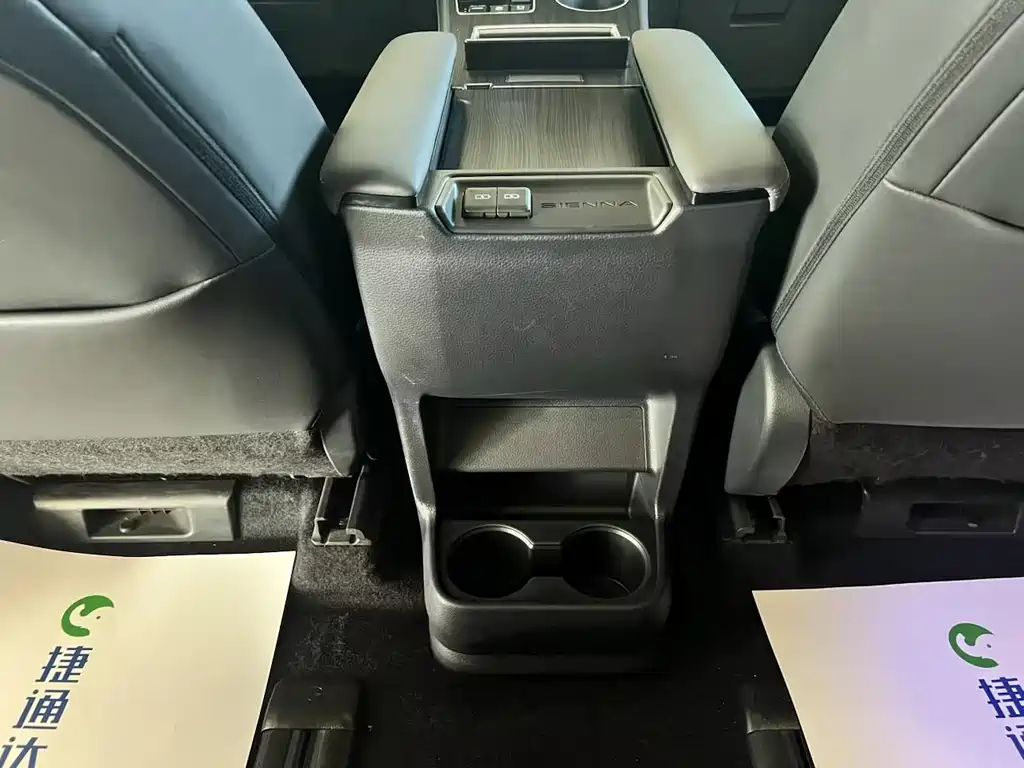 Toyota Sienna — миниатюра 14