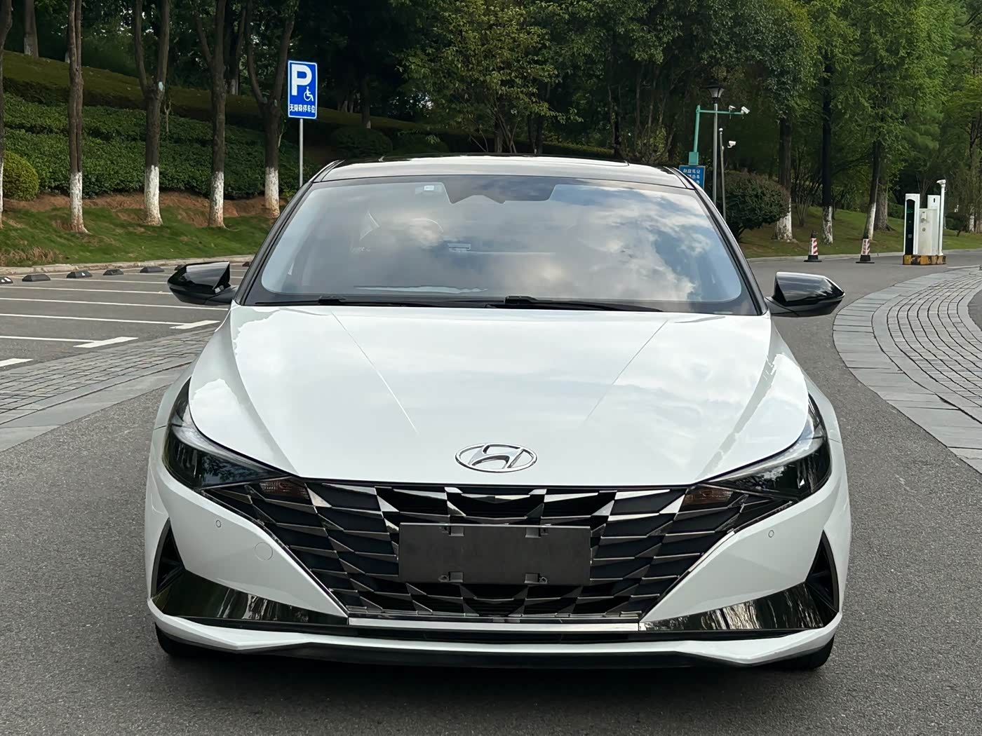 Hyundai Elantra 1.5 л 2022 г. Белый, пробег 44000 км