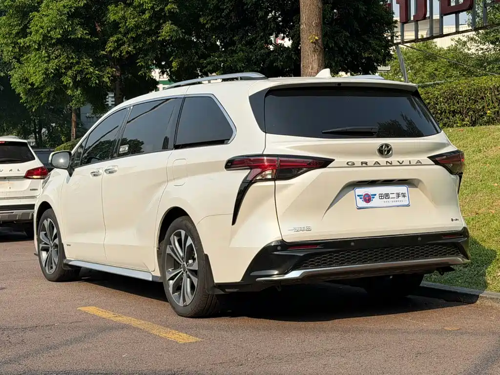 Toyota Granvia — миниатюра 4