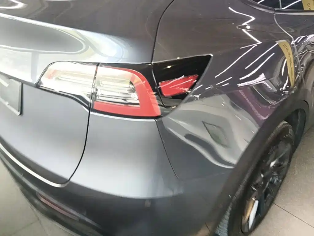 Tesla Model Y — миниатюра 8