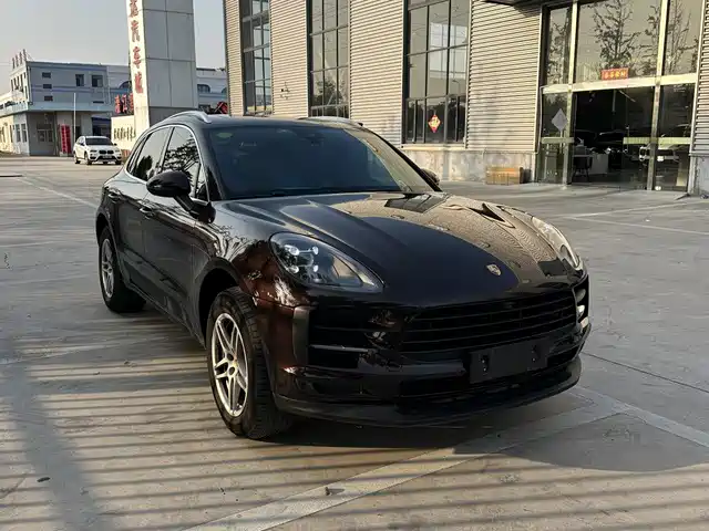 PORSCHE MACAN