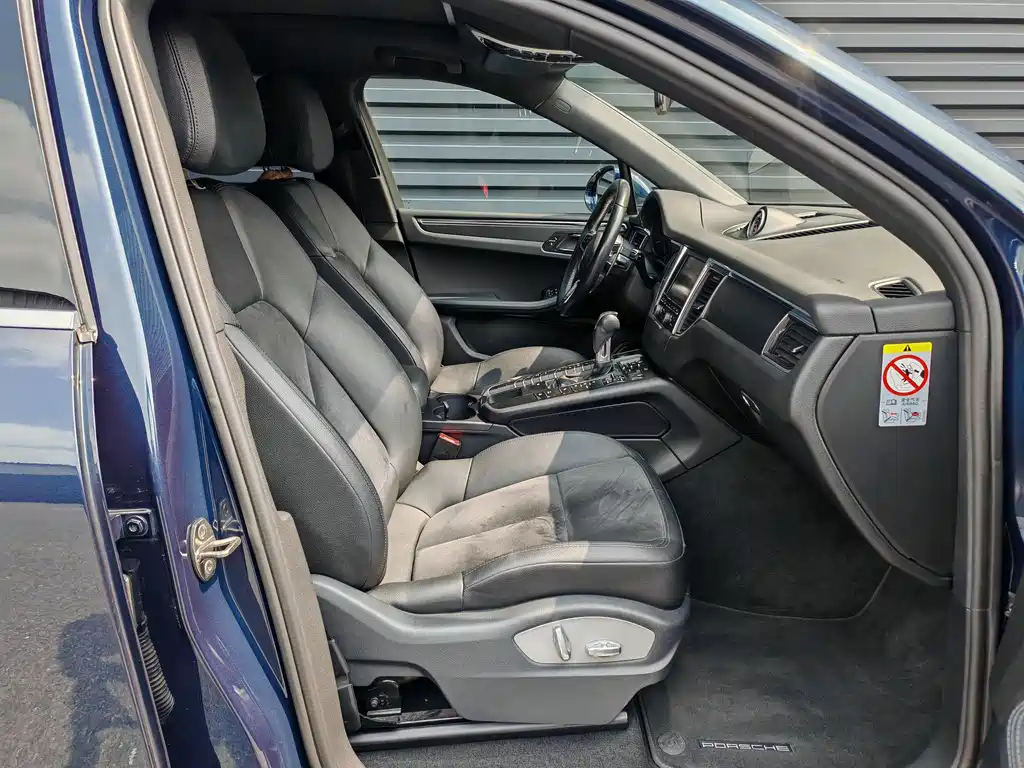 PORSCHE MACAN