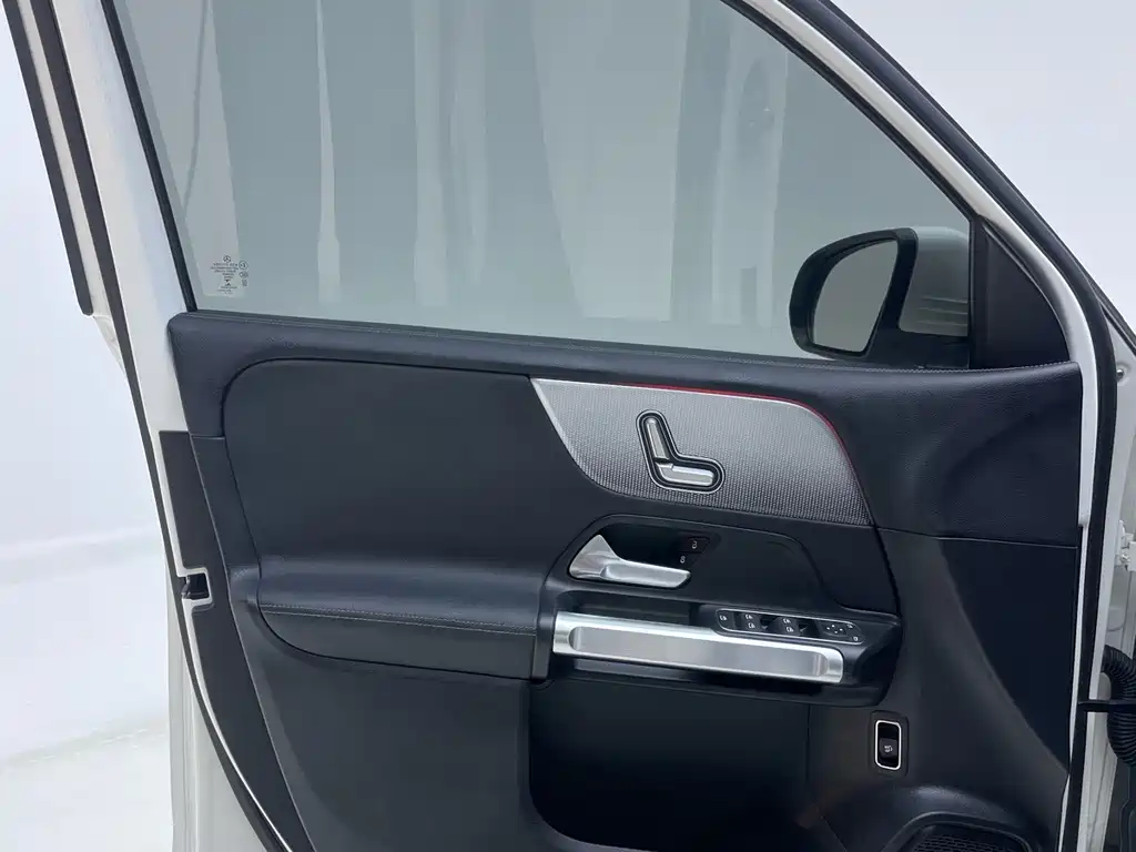 Mercedes-Benz GLB — миниатюра 18