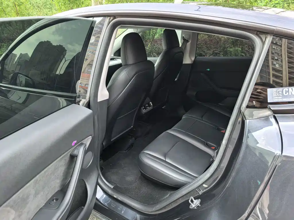 Tesla Model Y — миниатюра 5