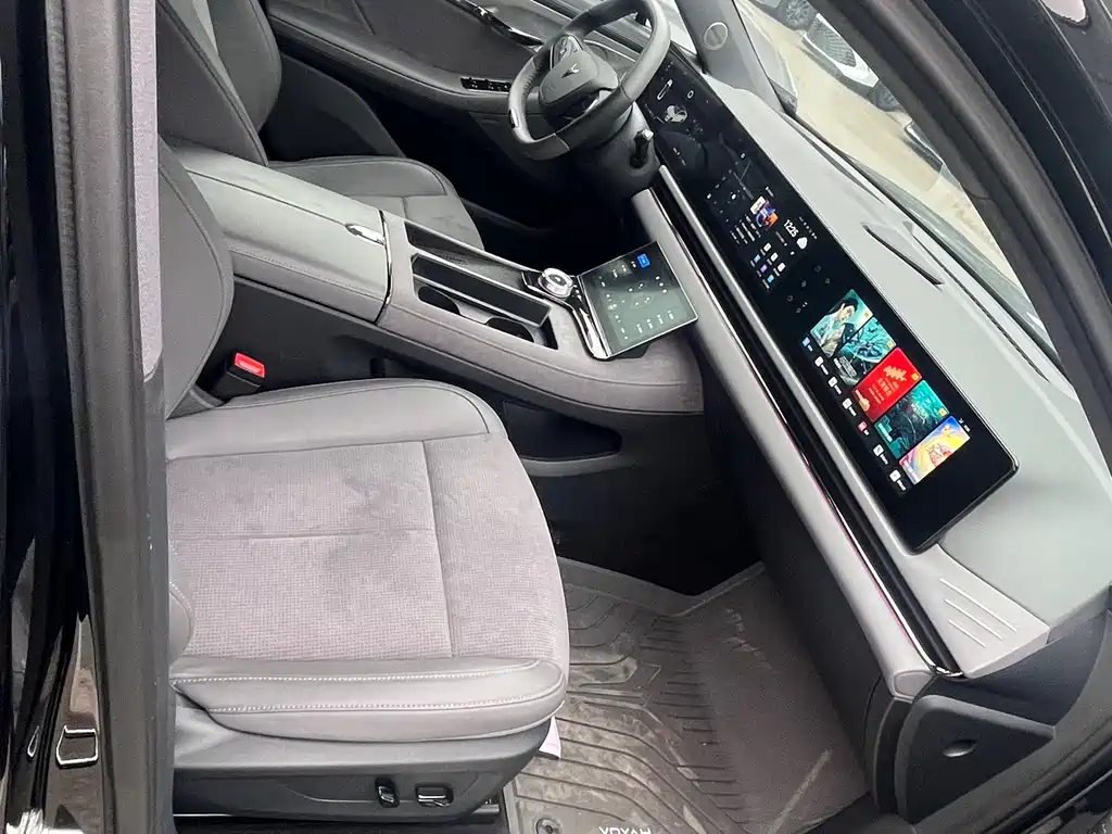 VOYAH LANTU CHASING LIGHT