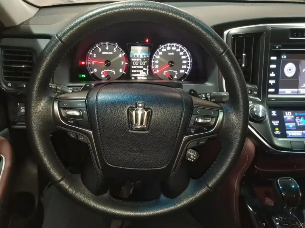 Toyota Crown — миниатюра 11