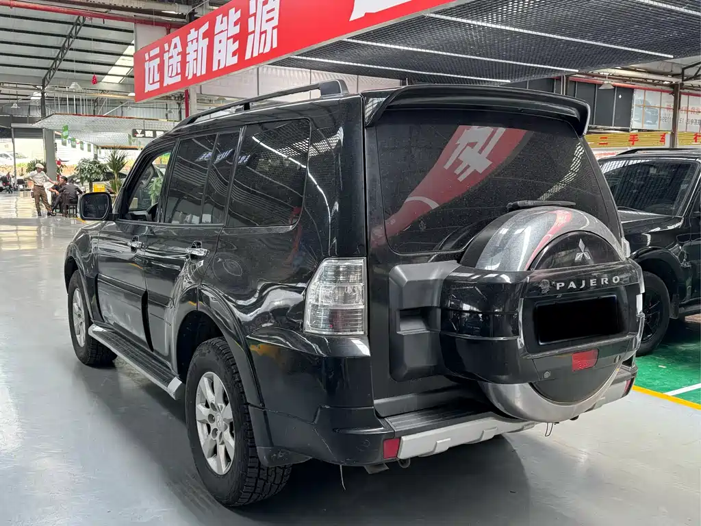 Mitsubishi Pajero (Import) — миниатюра 9