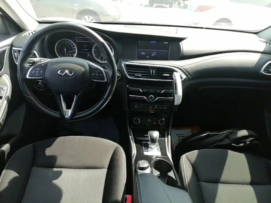 Infiniti QX30 — миниатюра 10