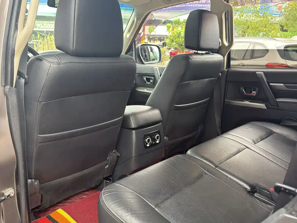 Mitsubishi Pajero (Import) — миниатюра 7