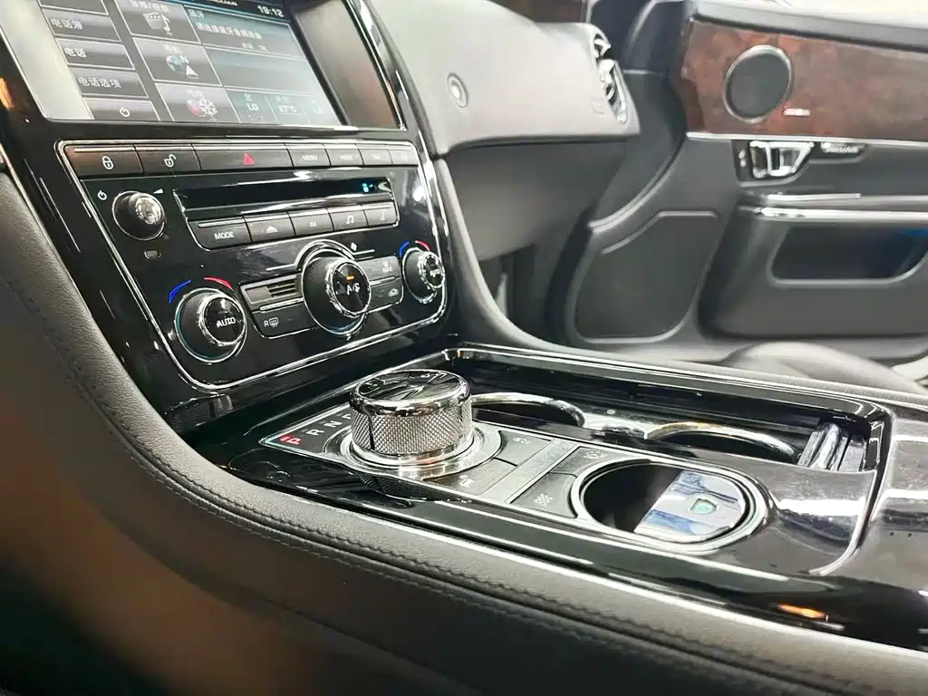 Jaguar XJ — миниатюра 15