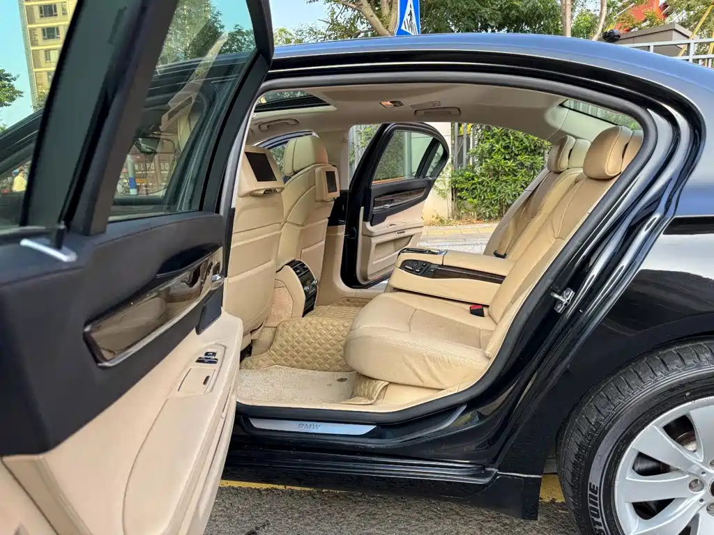 BMW 7 Series — миниатюра 11