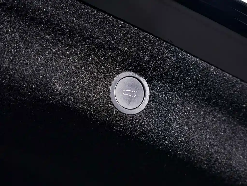 Tesla Model Y — миниатюра 26