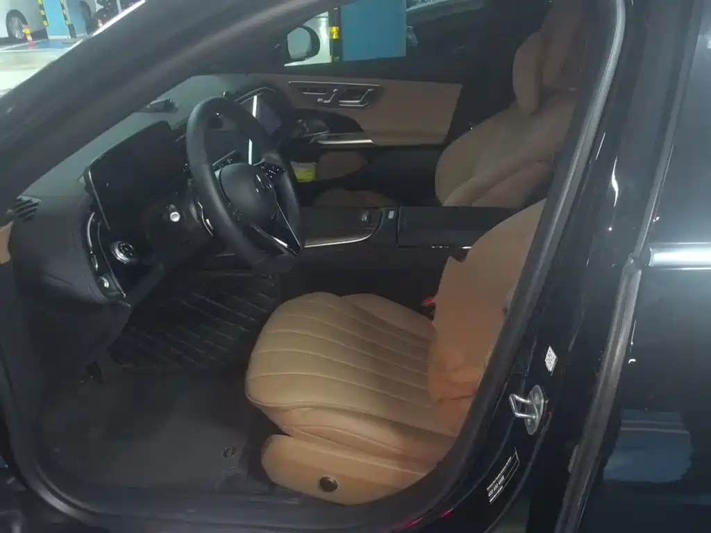 Mercedes-Benz E-Class — миниатюра 8