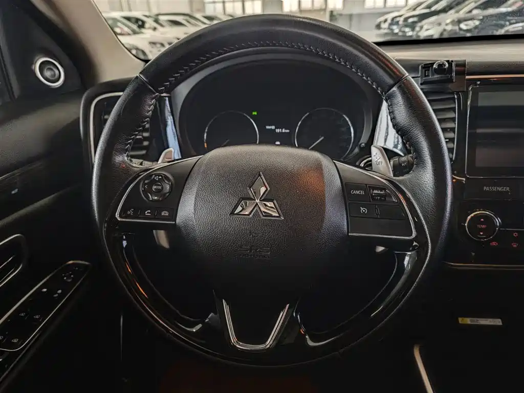 MITSUBISHI OUTLANDER
