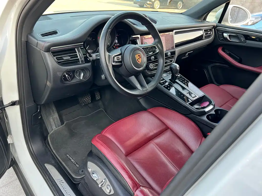 PORSCHE MACAN