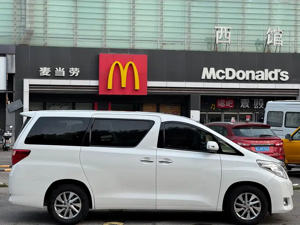 Toyota Alphard — миниатюра 4