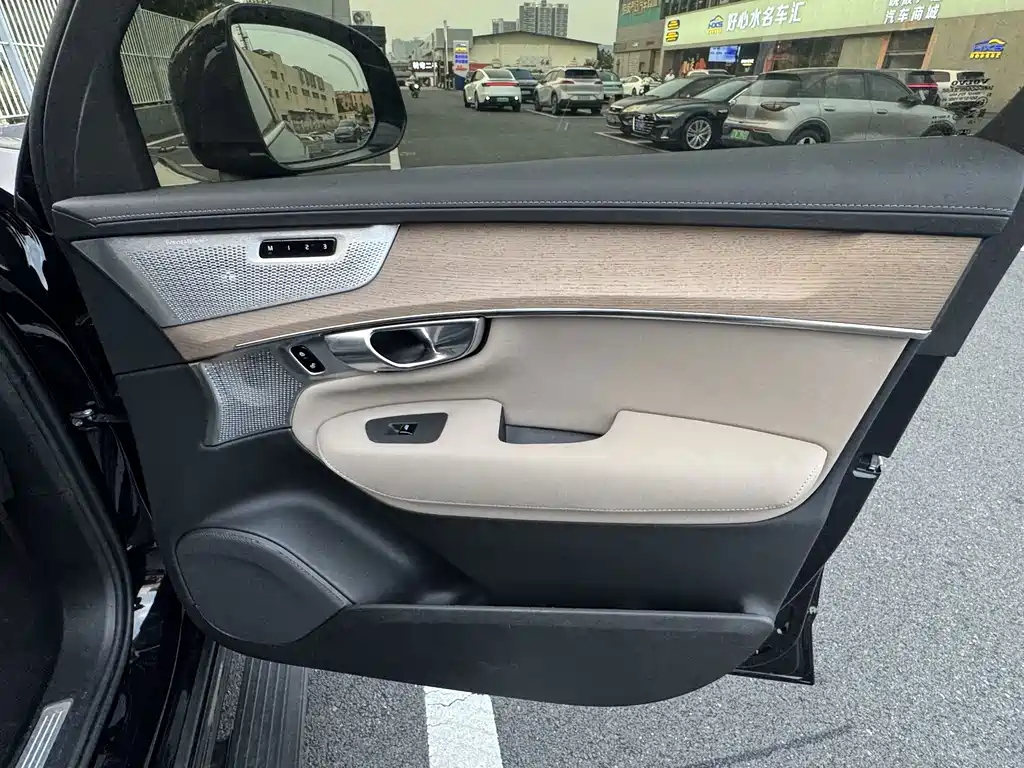 Volvo XC90 PHEV — миниатюра 19