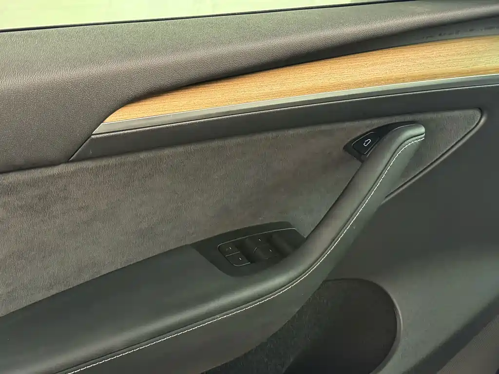 Tesla Model Y — миниатюра 13