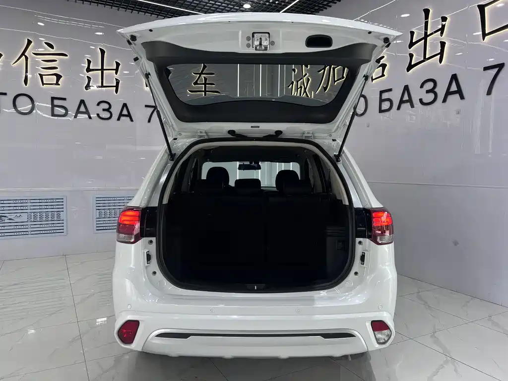 Mitsubishi Outlander — миниатюра 9