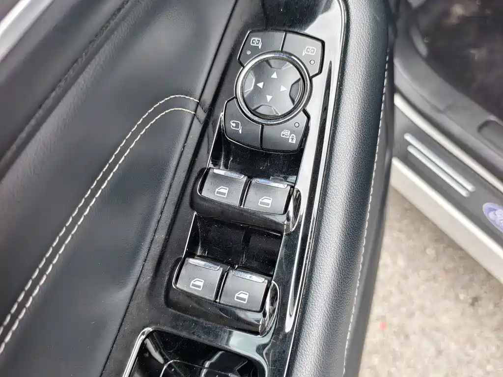Ford Edge — миниатюра 10