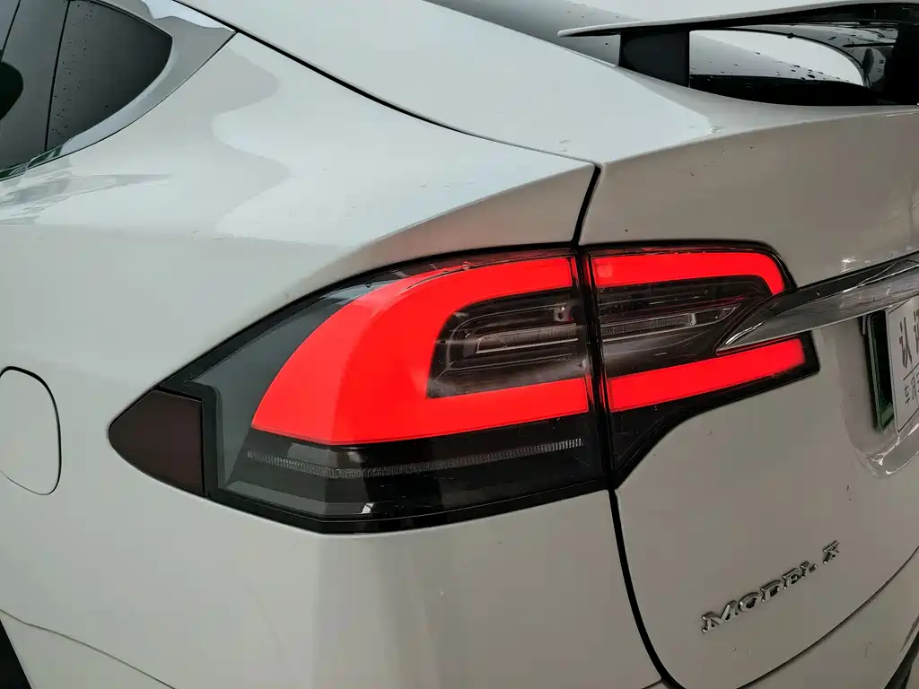 Tesla Model X — миниатюра 20