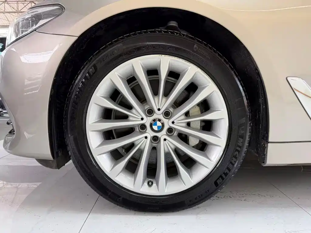BMW 5 Series — миниатюра 12