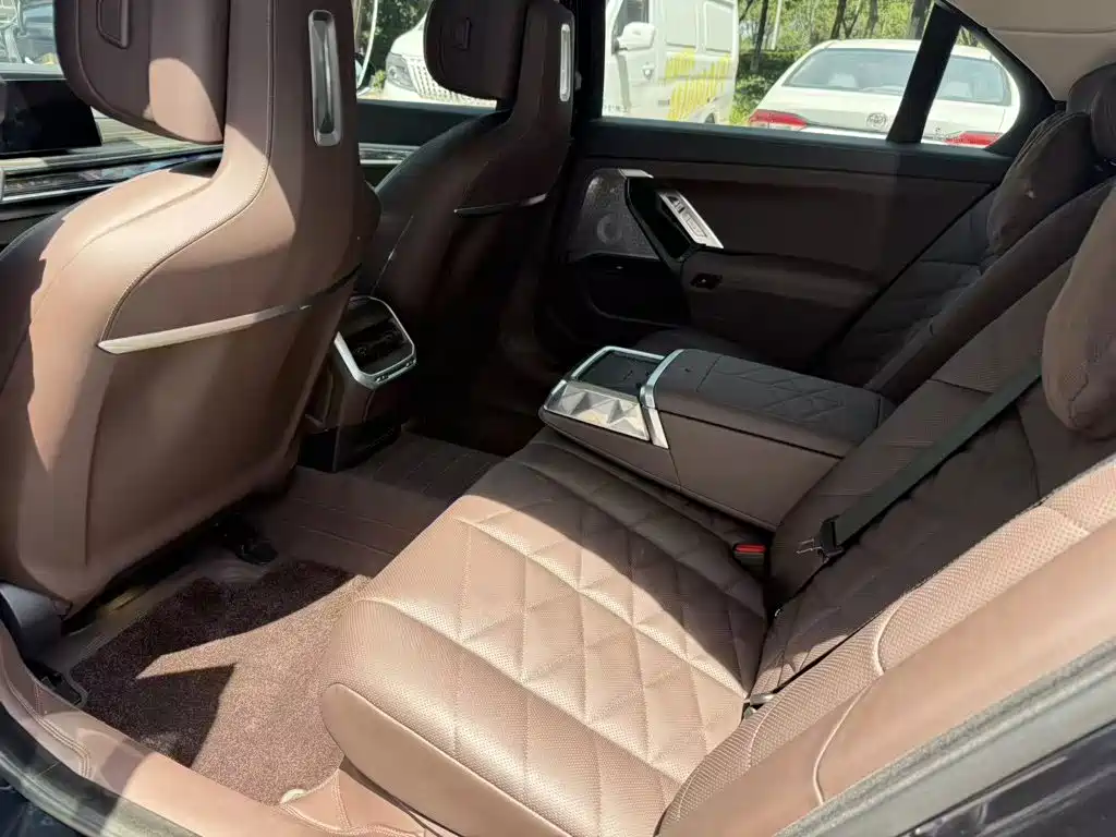 BMW 7 Series — миниатюра 6