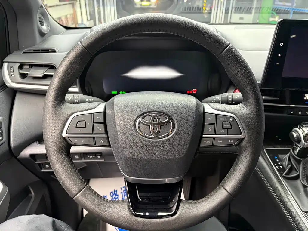 Toyota Granvia — миниатюра 8