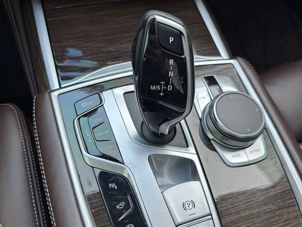 BMW 7 Series — миниатюра 8