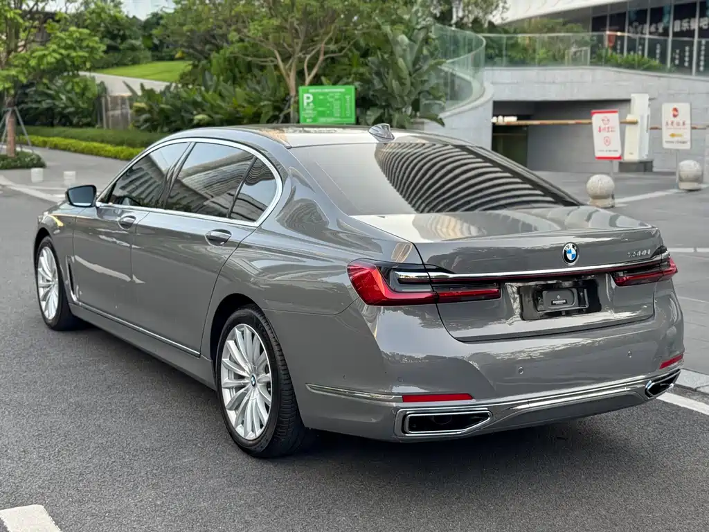 BMW 7 Series — миниатюра 10