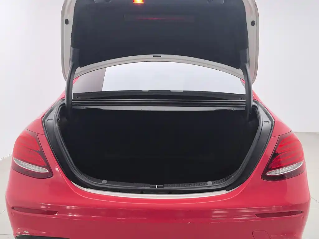 Mercedes-Benz E-Class — миниатюра 16