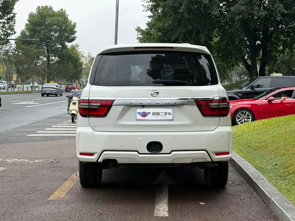 Nissan Patrol — миниатюра 5