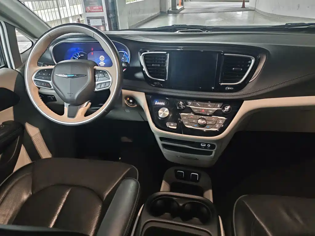 Chrysler Grand Voyager PHEV (Import) — миниатюра 10