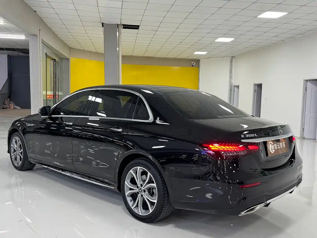 Mercedes-Benz E-Class — миниатюра 7