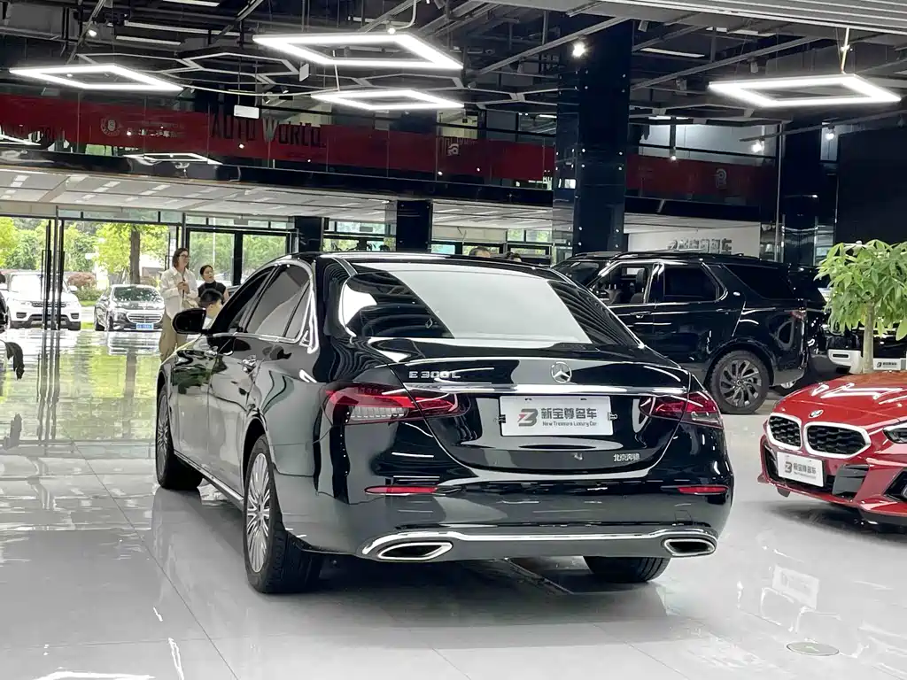 Mercedes-Benz E-Class — миниатюра 11