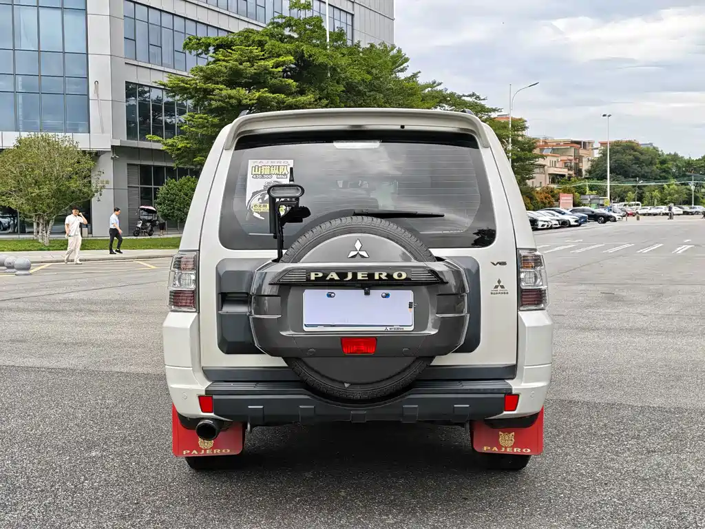 Mitsubishi Pajero (Import) — миниатюра 16