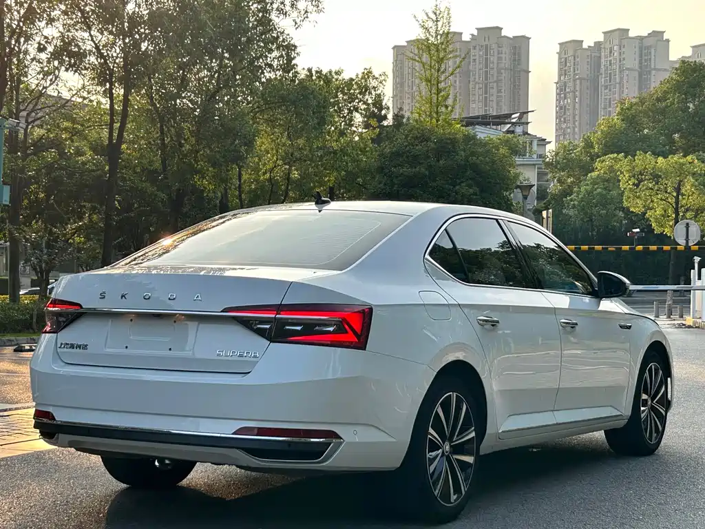 Skoda Superb — миниатюра 8