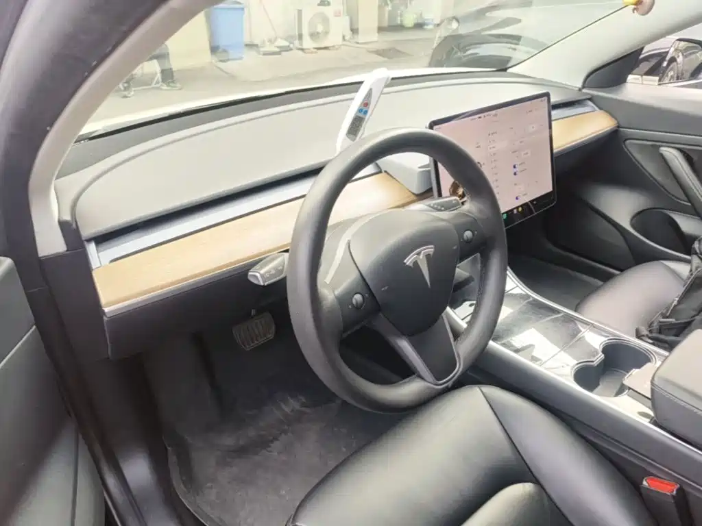 Tesla Model 3 — миниатюра 10