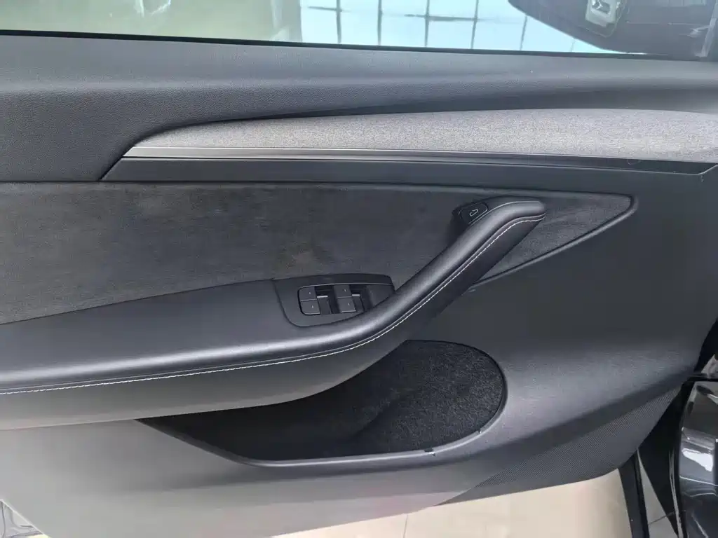 Tesla Model Y — миниатюра 18