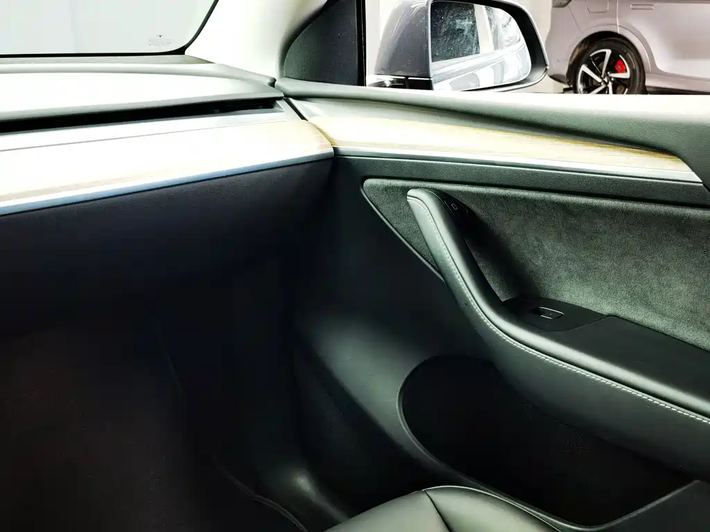 Tesla Model Y — миниатюра 14