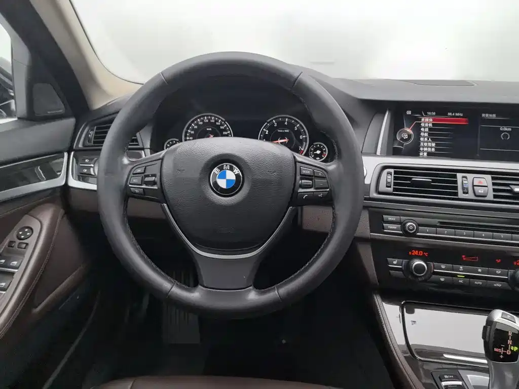 BMW 5 Series — миниатюра 11