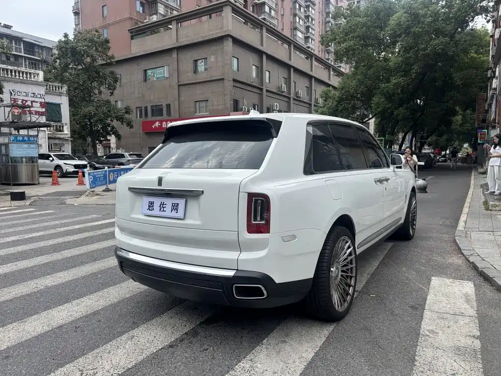 Rolls-Royce Cullinan — миниатюра 21