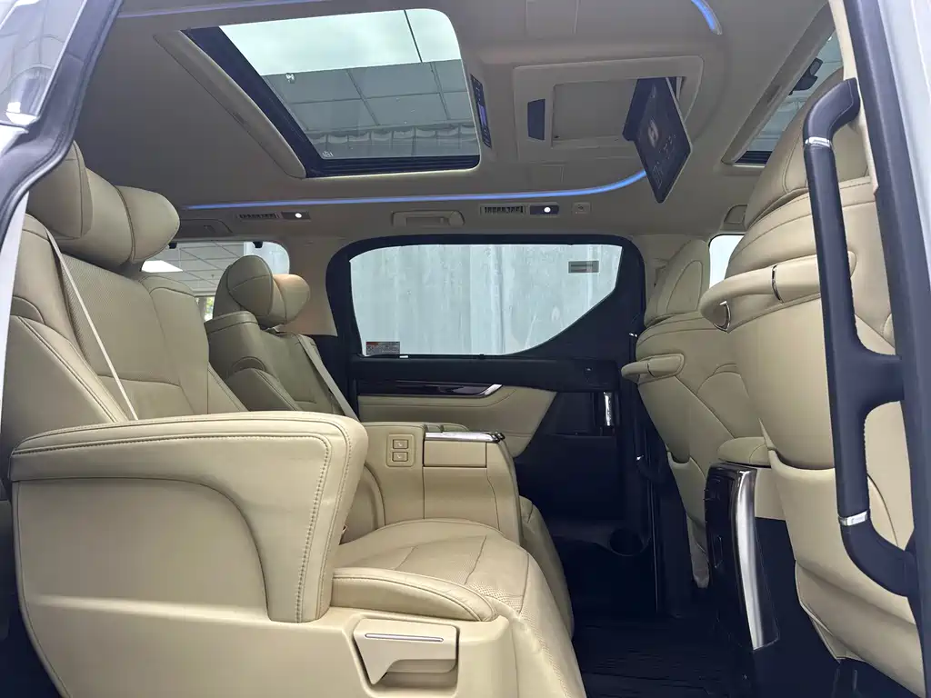 Toyota Alphard — миниатюра 38