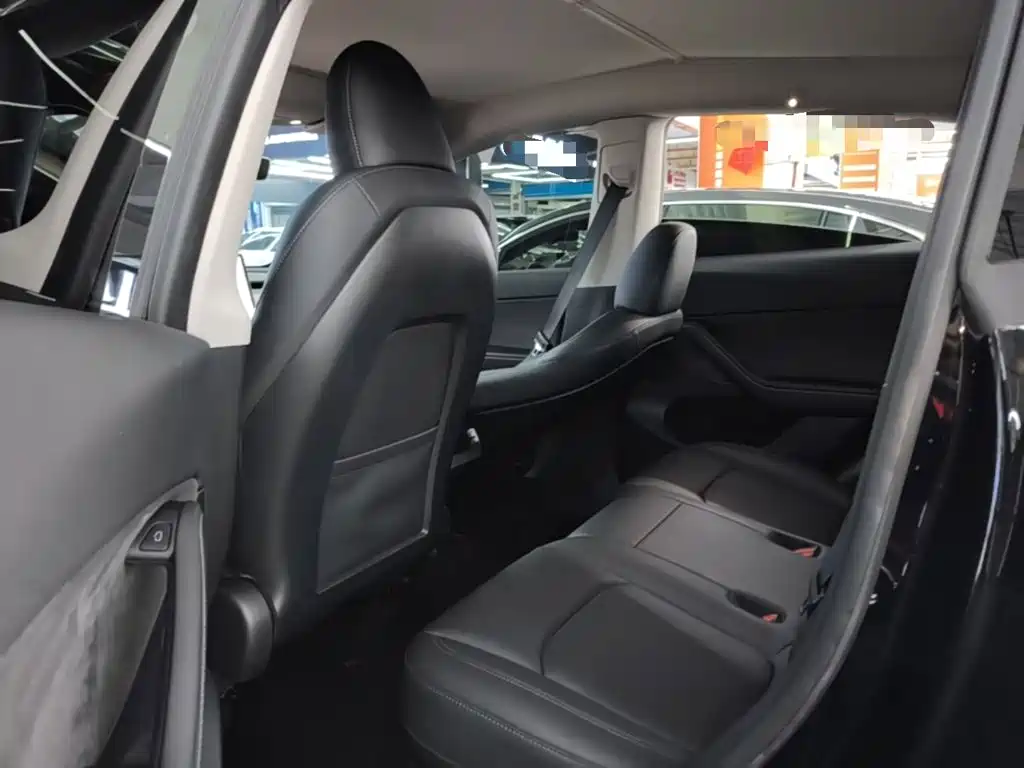 Tesla Model Y — миниатюра 17
