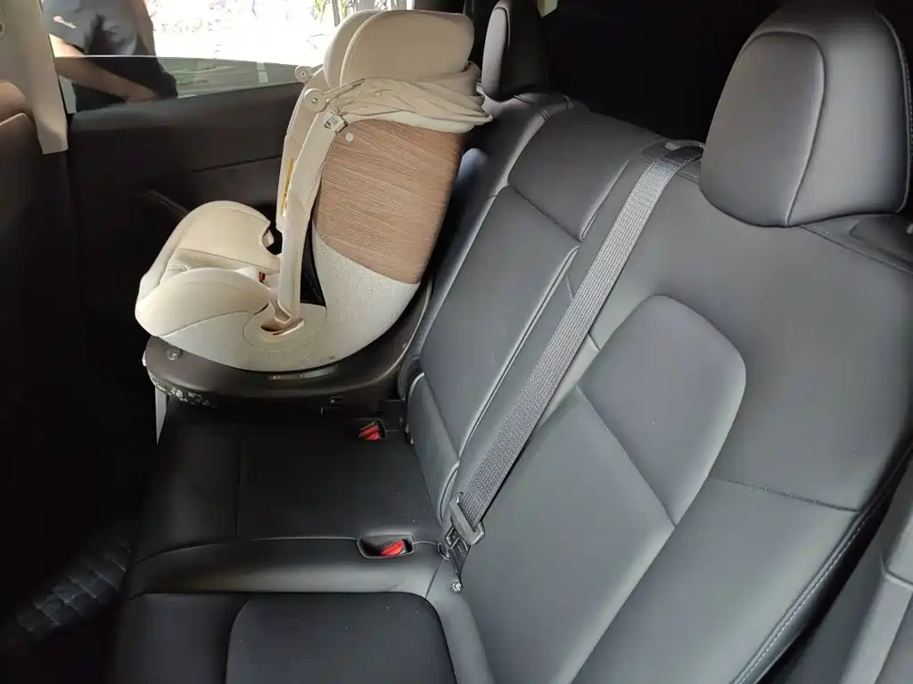 Tesla Model Y — миниатюра 18