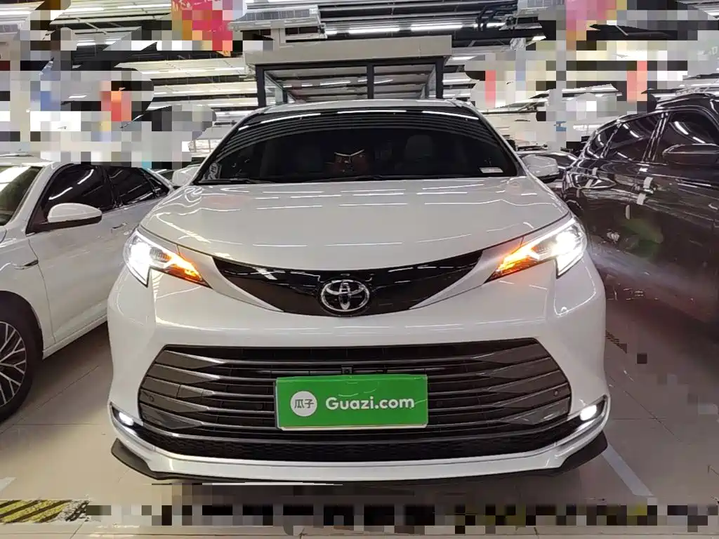 Toyota Sienna — миниатюра 3