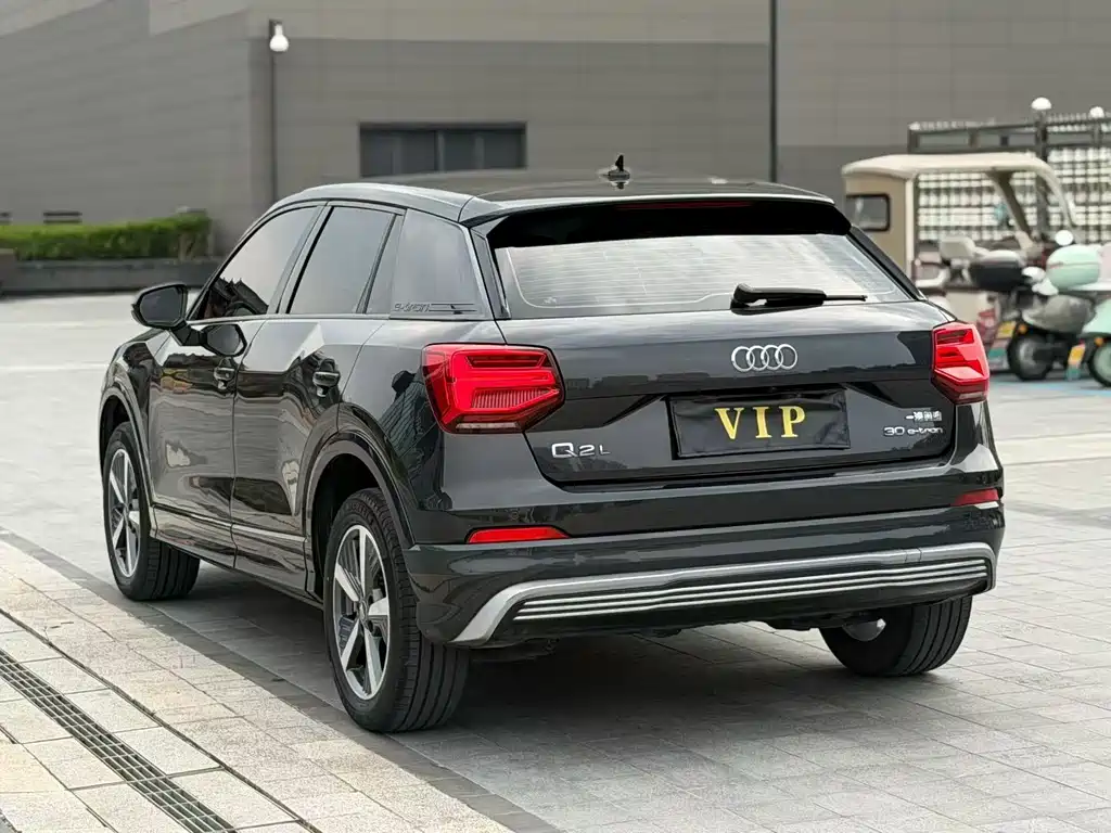 Audi Q2L e-tron — миниатюра 6